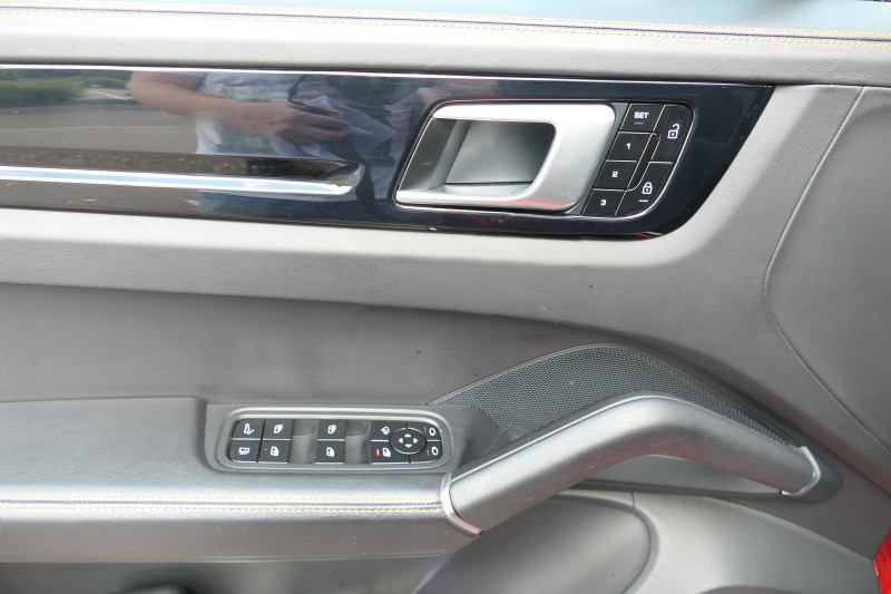 
								Porsche Cayenne  E-Hybrid Coupe full									