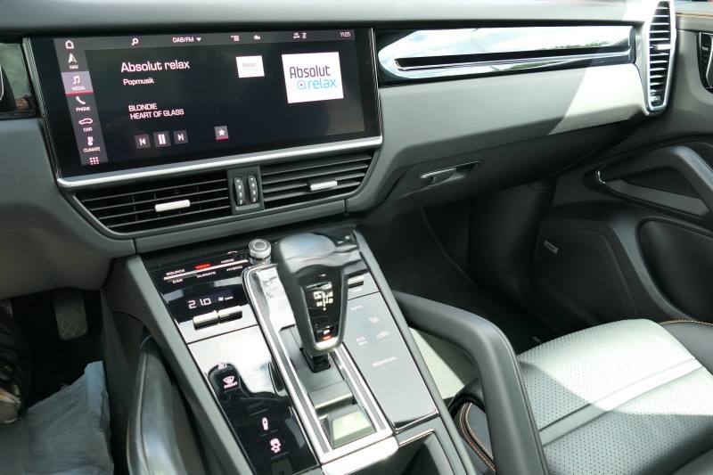 
								Porsche Cayenne  E-Hybrid Coupe full									