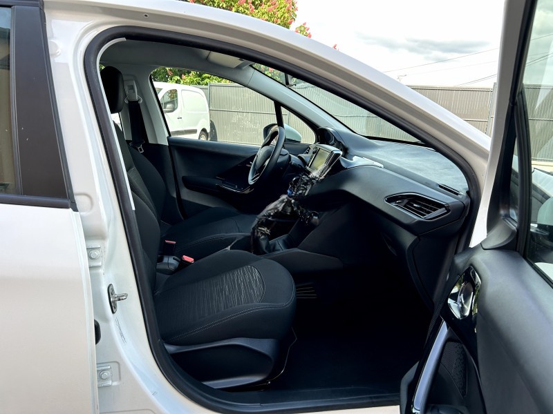 
								PEUGEOT 208 SOCIETE 1.5 BLUEHDI 100 PREMIUM PACK full									