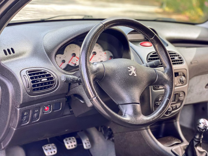 
								Peugeot 206 GT full									