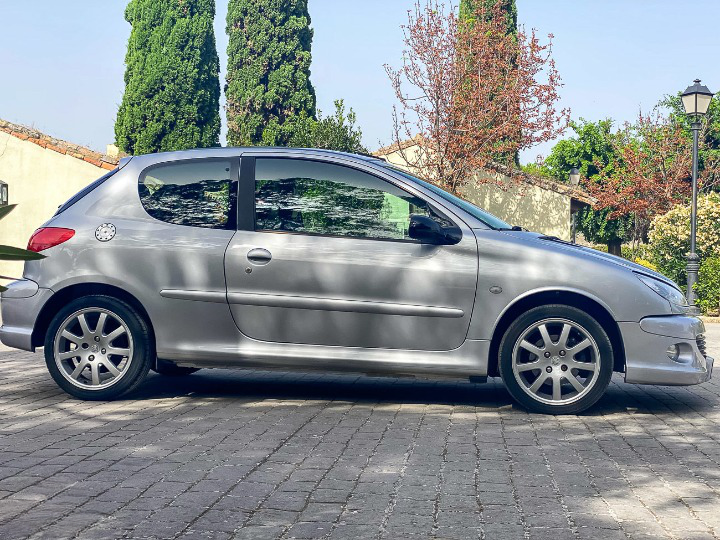 
								Peugeot 206 GT full									