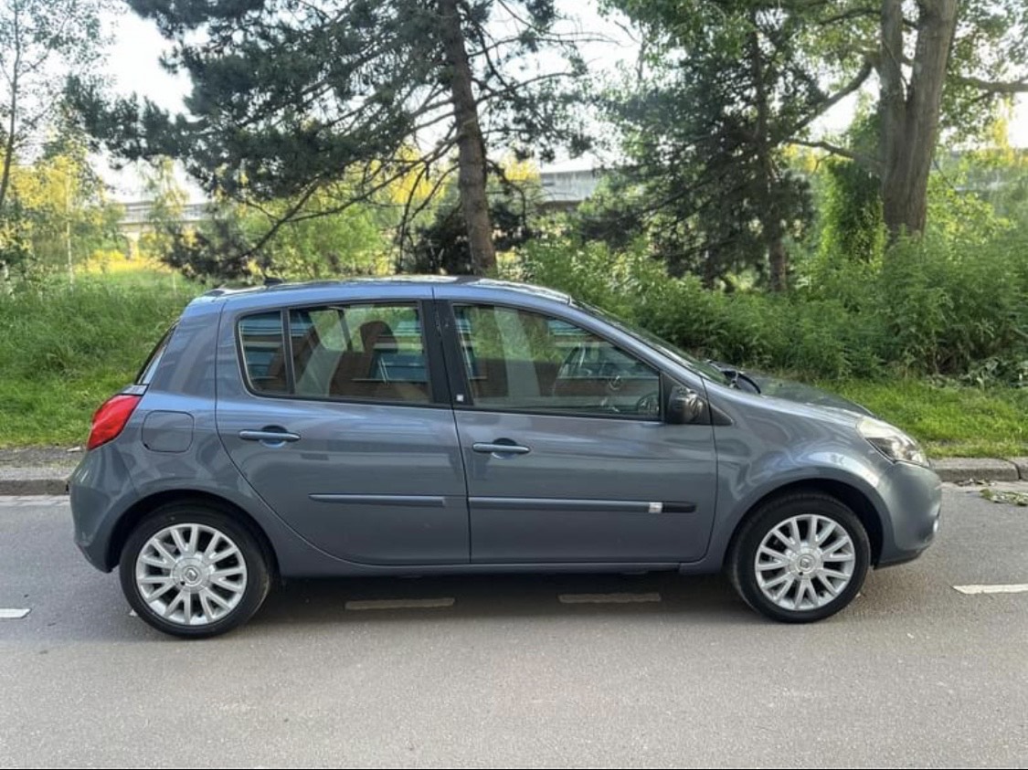 
								Renault Clio 20TH 1.5 dci full									