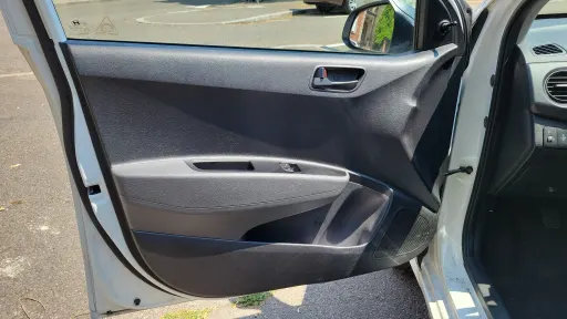 
								Hyundai i10 full									