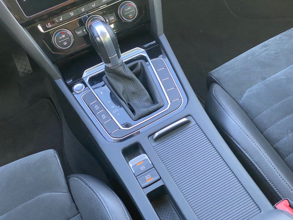 
Volkswagen Passat Variant Highline full									