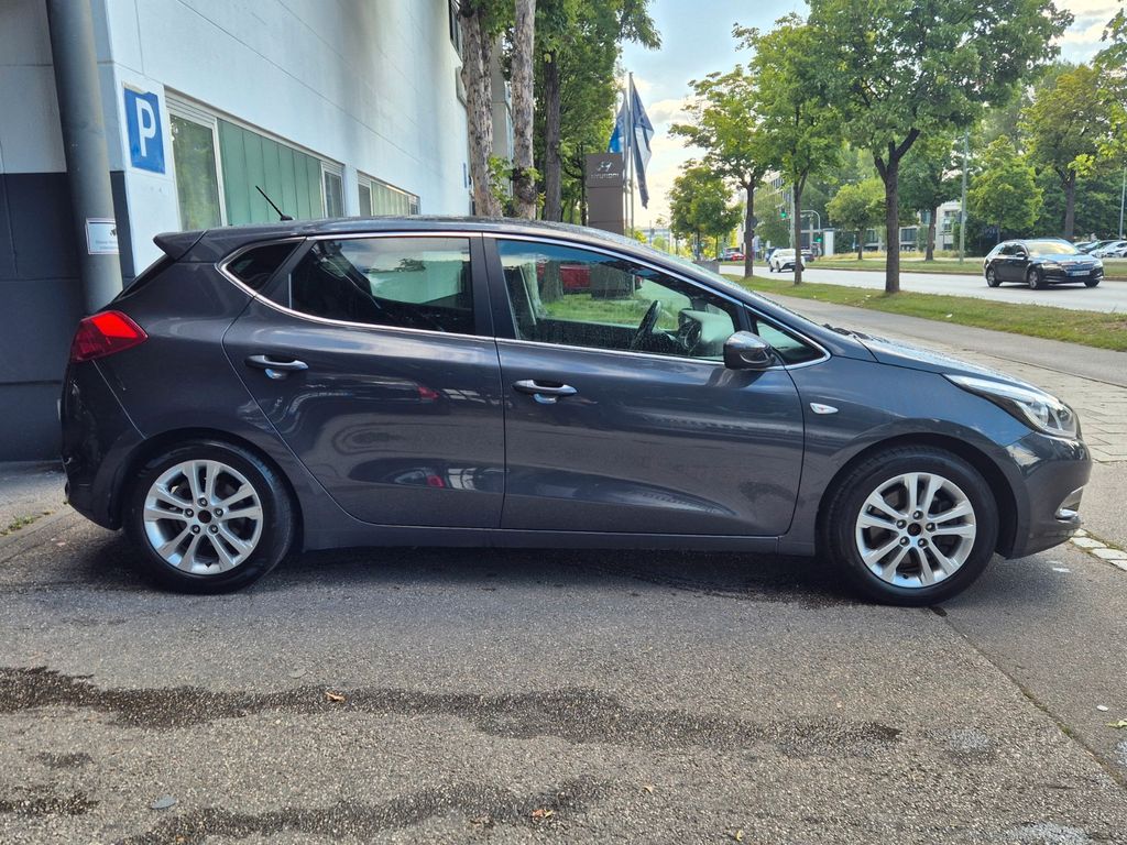 
Kia Ceed Edición Copa Mundial de la FIFA full									