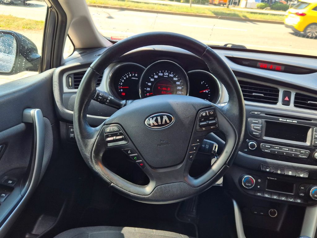 
Kia Ceed Edición Copa Mundial de la FIFA full									